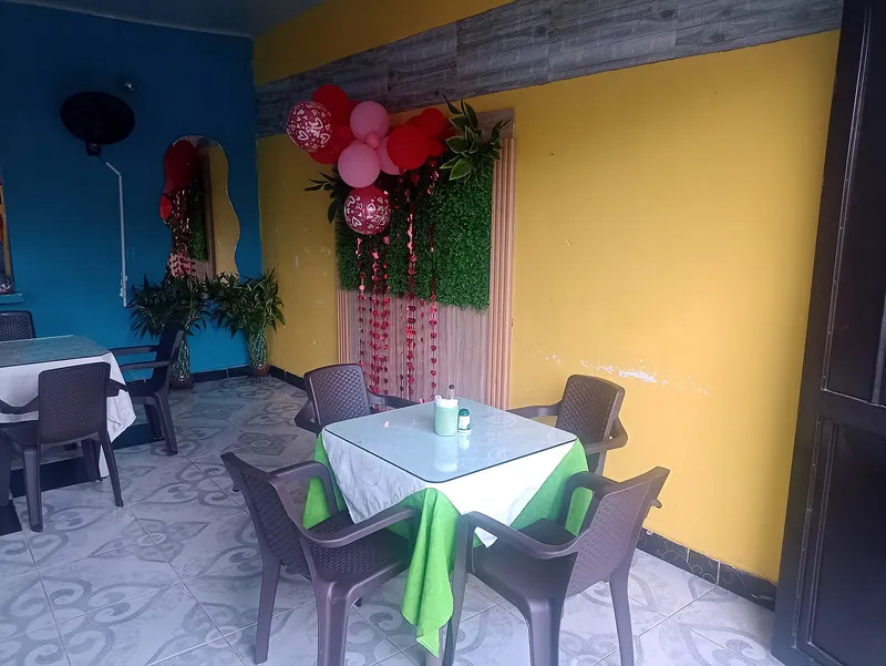 Mesa junto a la pared amarilla