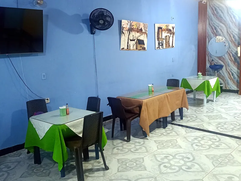 Mesas del salón con manteles verdes